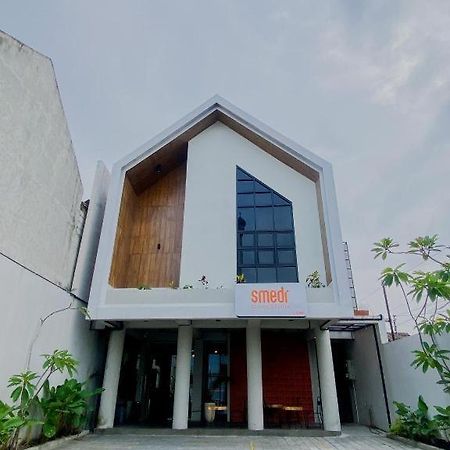 Smedi Coliving Hotell Yogyakarta Exteriör bild